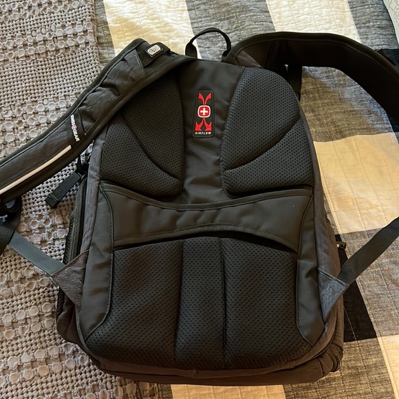 SwissGear back pack. Virtually brand new, used for two weeks after purchase. - Picture 7 of 7